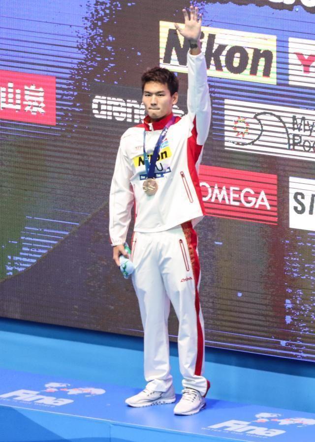 中国游泳队一个小举措，悄然化解孙杨的领奖服风波