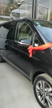 祝贺天匠帅哥们奔驰V-Class送货车队喜添新车。