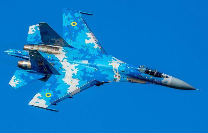 “侧卫”苏-27为啥得到军事家的青睐？看看这空战性能，太惊艳了