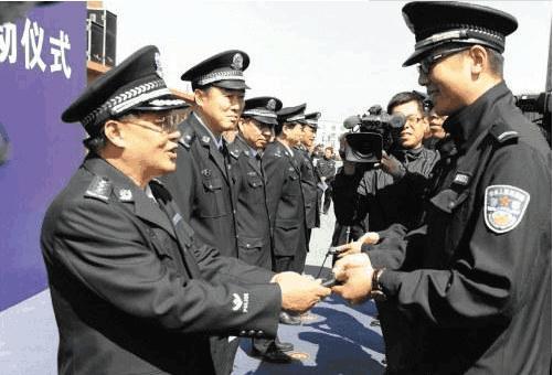 “文职警察”和“正式警察”有何区别？