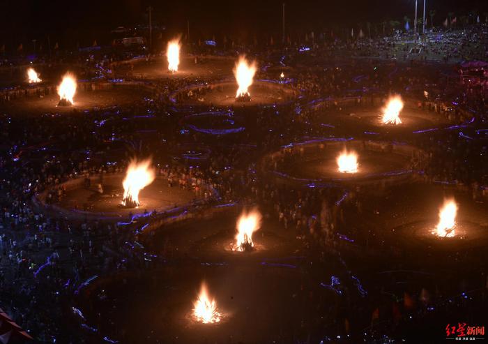 火炎焱燚！西昌火把节来了 30多万人打火把狂欢 场面太壮观