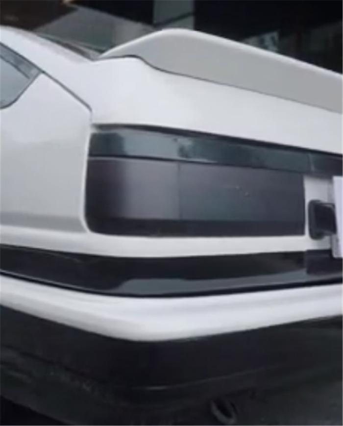 现实版丰田AE86，黑白车身，前后50配重，侧面贴“藤原豆腐店”