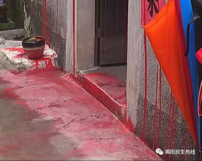 揭阳一村民家门口被泼红油漆，到底招惹到谁了？