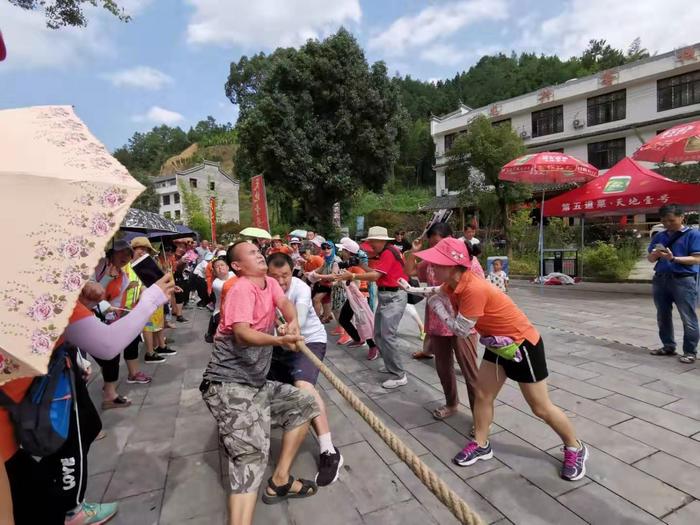 千人帐篷露营新化避暑胜地，“不忘初心”快闪唱响大熊山