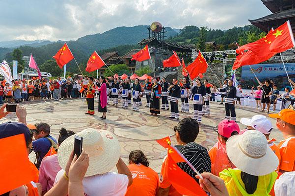 千人帐篷露营新化避暑胜地，“不忘初心”快闪唱响大熊山