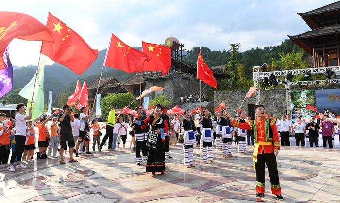 千人帐篷露营新化避暑胜地，“不忘初心”快闪唱响大熊山