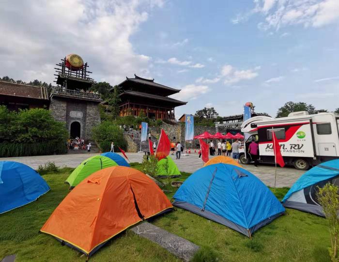 千人帐篷露营新化避暑胜地，“不忘初心”快闪唱响大熊山