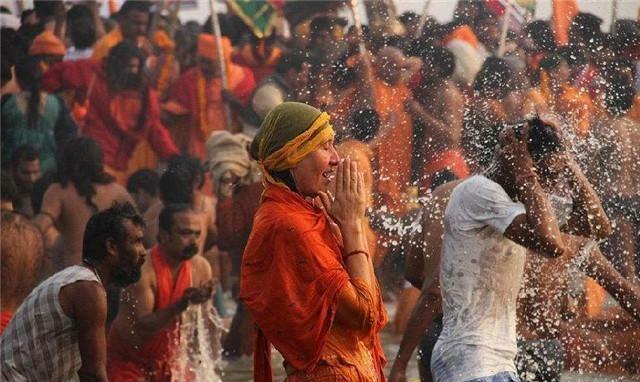 直击印度大壶节，3000万人同时在恒河沐浴，期间共1.2亿人参与