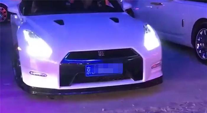 最“个性”GTR，车价185万，尾部贴“路飞”，配合尾灯很惹眼