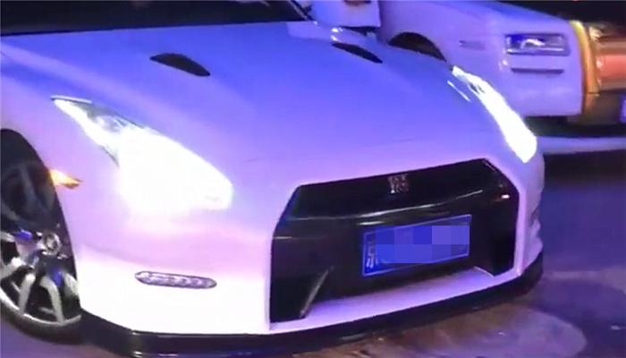 最“个性”GTR，车价185万，尾部贴“路飞”，配合尾灯很惹眼