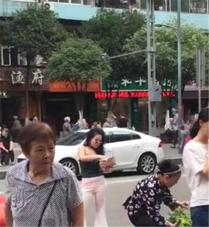 “重庆保时捷”发酵后续：女子如无其事上街买菜，穿着吸引路人