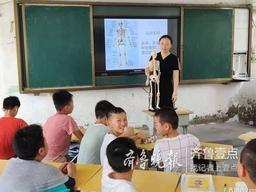 济南大学志愿者在东明为学生们带去科技活动课