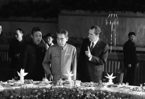 尼克松访华时，毛主席为何在午宴上添了3道菜？背后大有深意