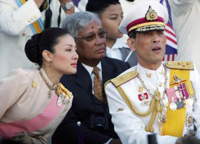 她是曾泰国最美王妃，宫女出身43岁被废黜，离开王室后出家为尼