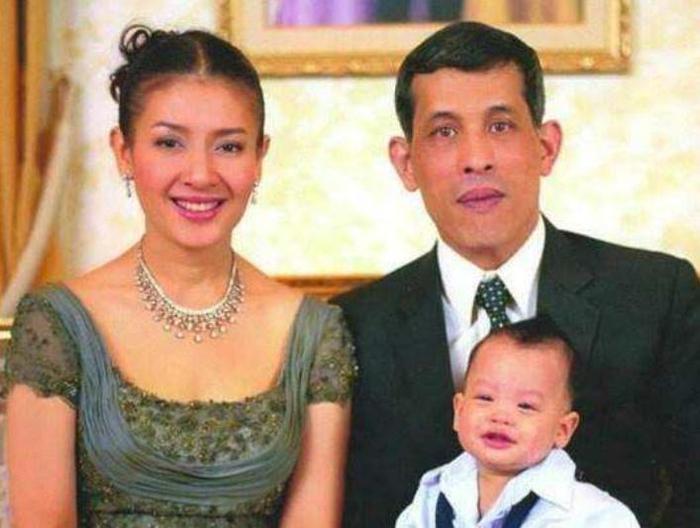 她是曾泰国最美王妃，宫女出身43岁被废黜，离开王室后出家为尼