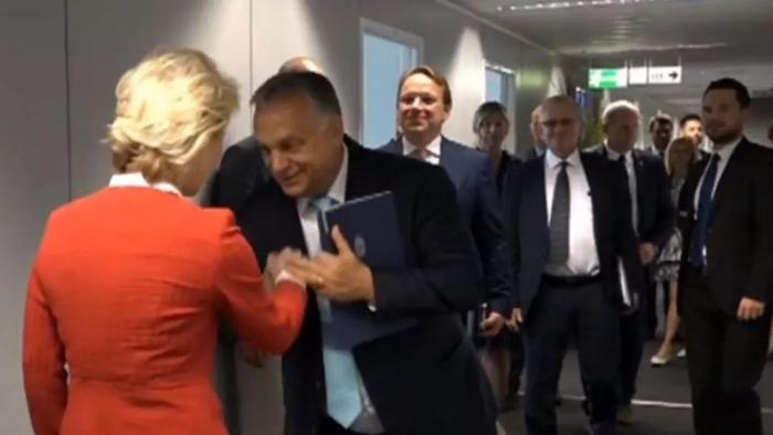 欧盟女主席没让欧尔班亲吻她的手