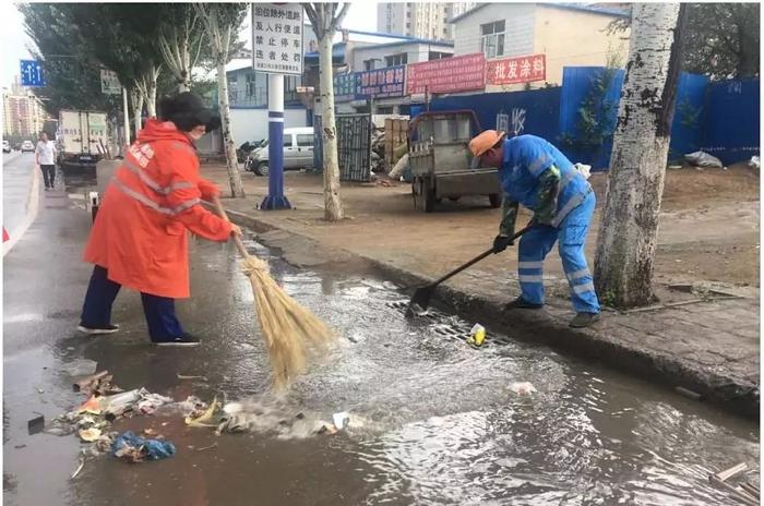 张家口暴雨，四名外地游客被困积水中！