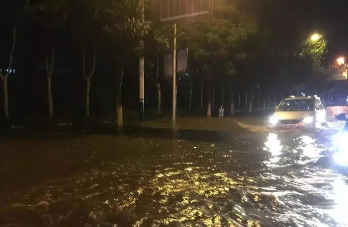 张家口暴雨，四名外地游客被困积水中！