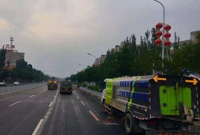 张家口暴雨，四名外地游客被困积水中！