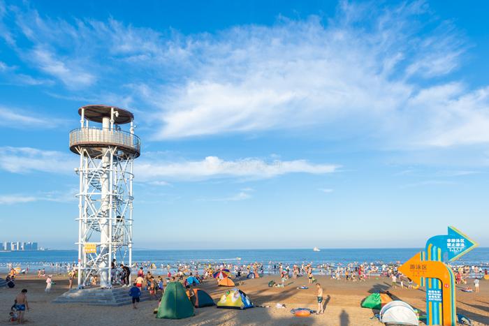 青岛西海岸最美的海水浴场，免费开放，每天可容纳10万人