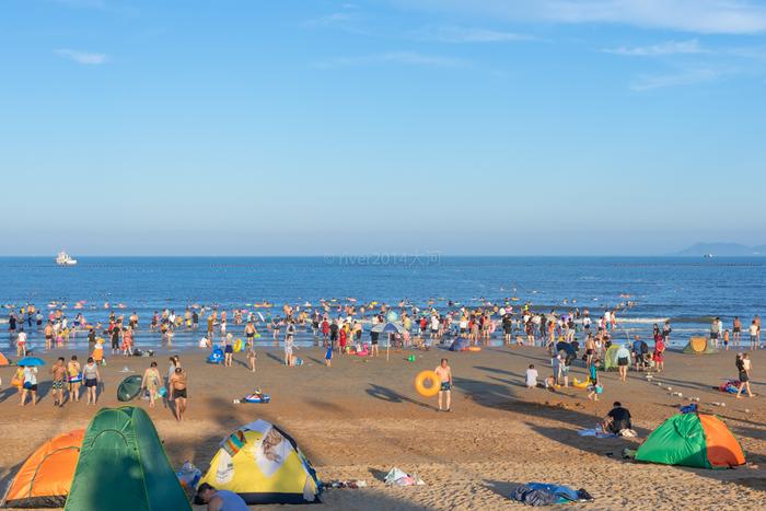 青岛西海岸最美的海水浴场，免费开放，每天可容纳10万人