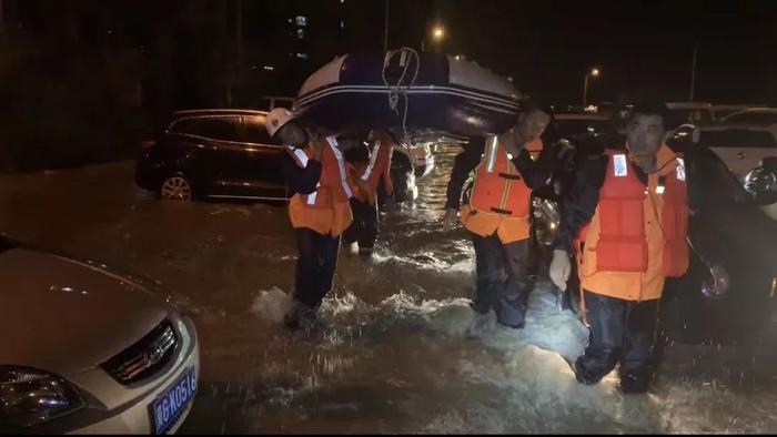 张家口暴雨，四名外地游客被困积水中！