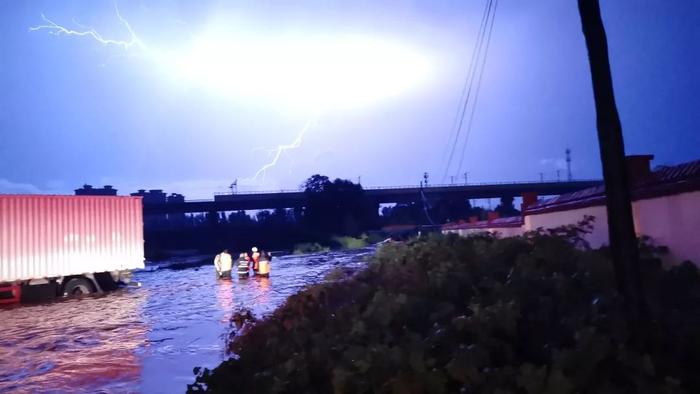 张家口暴雨，四名外地游客被困积水中！