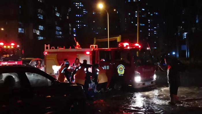 张家口暴雨，四名外地游客被困积水中！