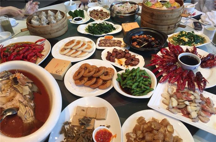 美网民Quora提问：为什么中国厨师喜欢将食物放在锅里荡来荡去？