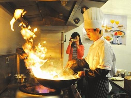 美网民Quora提问：为什么中国厨师喜欢将食物放在锅里荡来荡去？