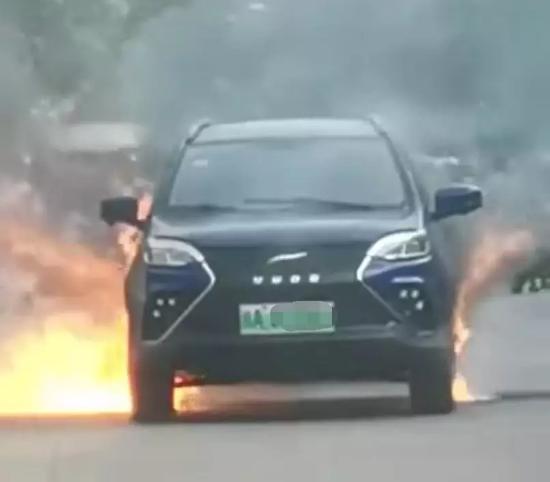 新能源自燃事件频发，一辆SUV云度π3自燃烧毁，现场火势严重