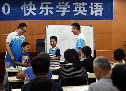 杭州的志愿者在杭州东山弄社区教居民学英语。(新华社)