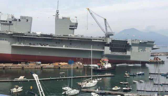 意大利最新航母下水，为何非要安装76舰炮？这是打算与对手打炮战