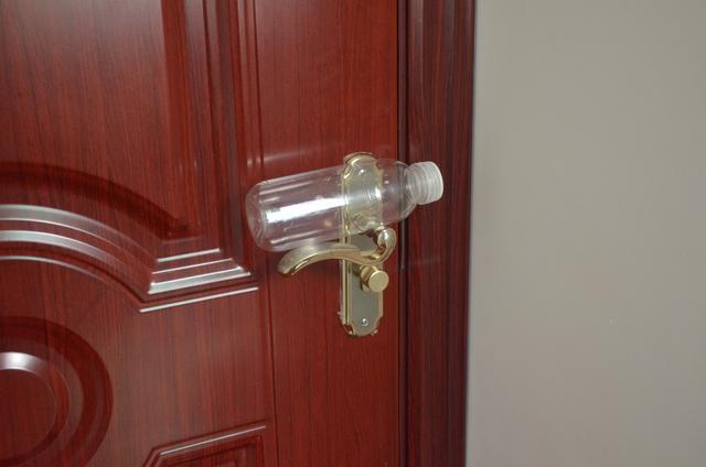 晚上睡觉时，记得在门上插一把钥匙，别不当个事