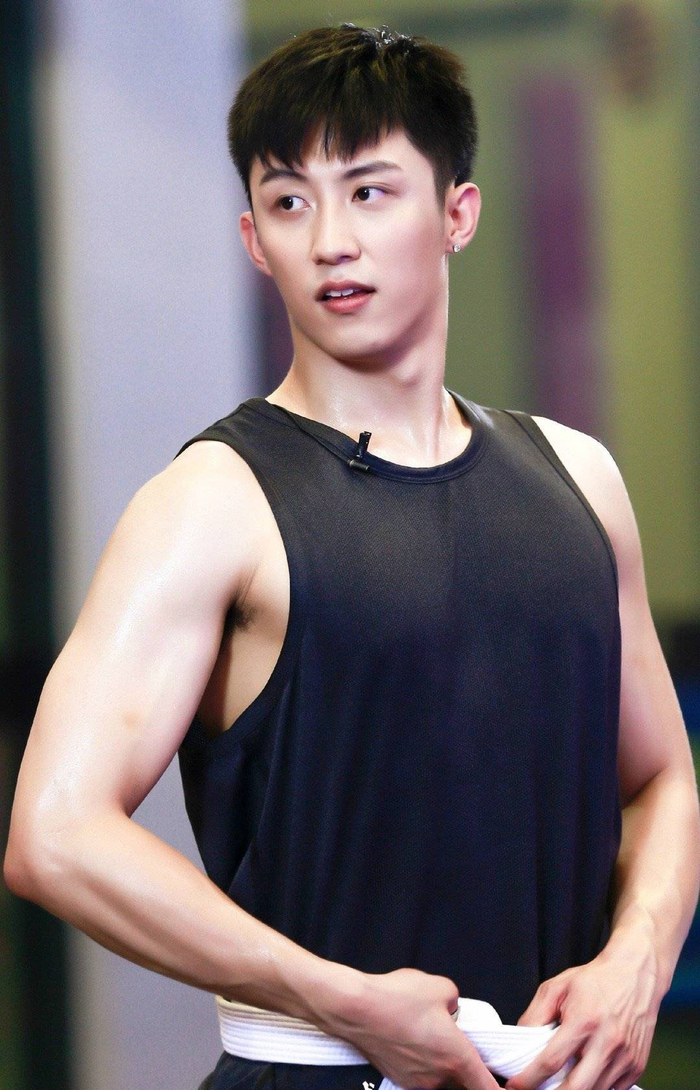 黄景瑜吴谨言cos干将莫邪，男方臂力惊人，两位合作新剧正式杀青