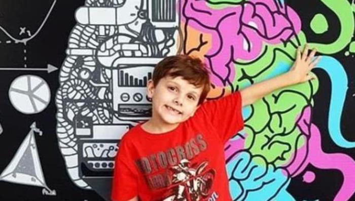 巴西男孩两岁被诊断自闭症，靠视频掌握七门语言，被称天才儿童！
