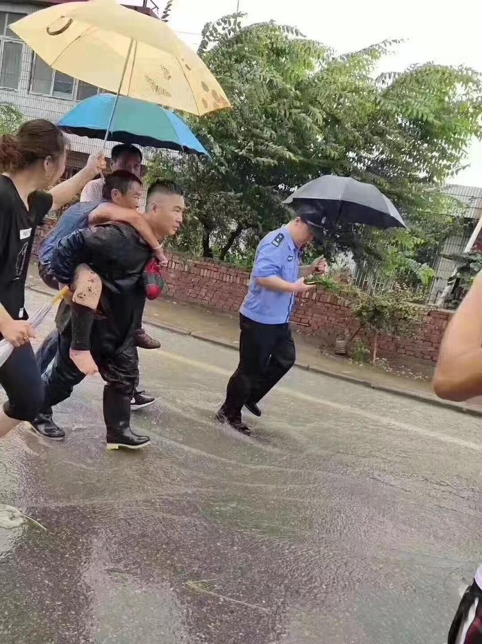 章丘俩老人暴雨中被困，汽车内胎扎成“救生圈”救人