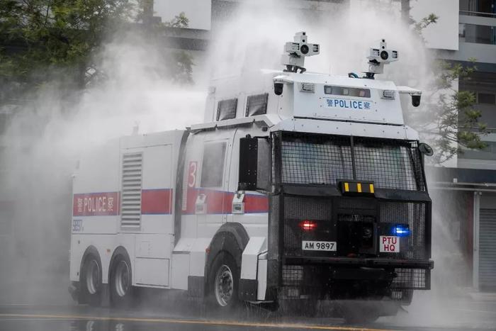 香港警方“水炮车”终于亮相！反对派现场捣乱遭何君尧怒斥