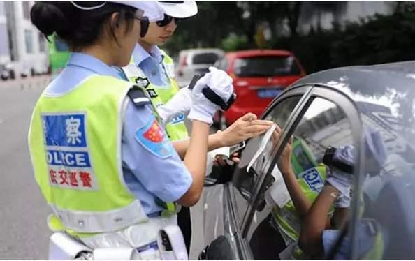 办事回来看交警在给你的车拍照？别上去理论，这么做就行了