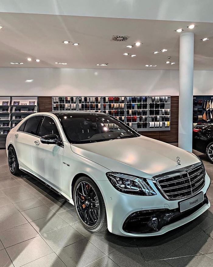 白色的运动感 梅赛德斯AMG S63海外实车