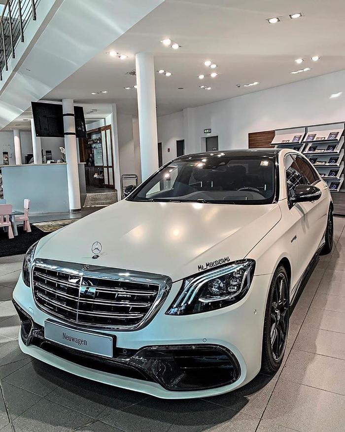 白色的运动感 梅赛德斯AMG S63海外实车