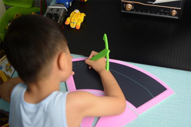 采用柔性液晶屏幕，这款扇形手写板很适合孩子用