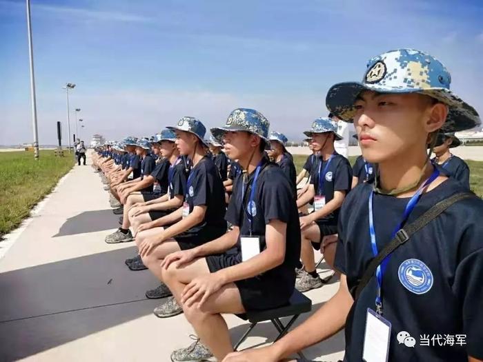 想当海军飞行员吗？先来看看海军青少年航校“雏鹰”们的军营体验吧