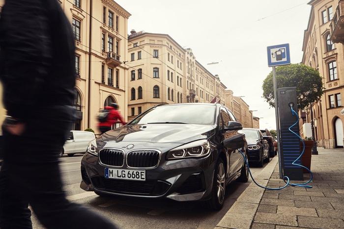 你买的BMW未来都要电动化？i7，M140e、X8 M PHEV都在计划中