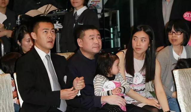 11岁坐拥50亿资产，刘銮雄为她怒斥吕丽君，当甘比女儿太幸福