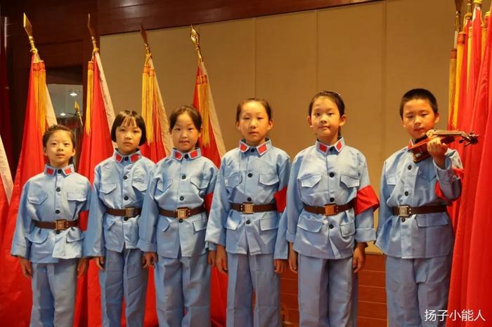 雏鹰假日|学习70年先锋模范——芳草园小学闪闪红星队走进红色教育基地，向老兵献礼