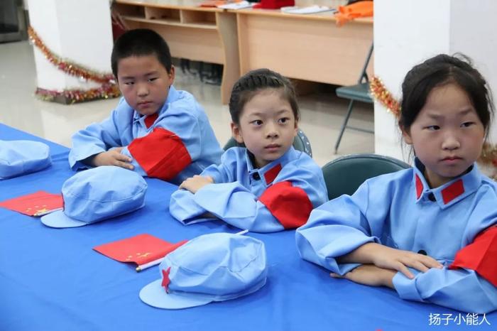 雏鹰假日|学习70年先锋模范——芳草园小学闪闪红星队走进红色教育基地，向老兵献礼