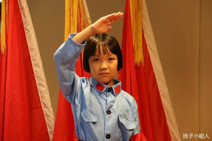 雏鹰假日|学习70年先锋模范——芳草园小学闪闪红星队走进红色教育基地，向老兵献礼