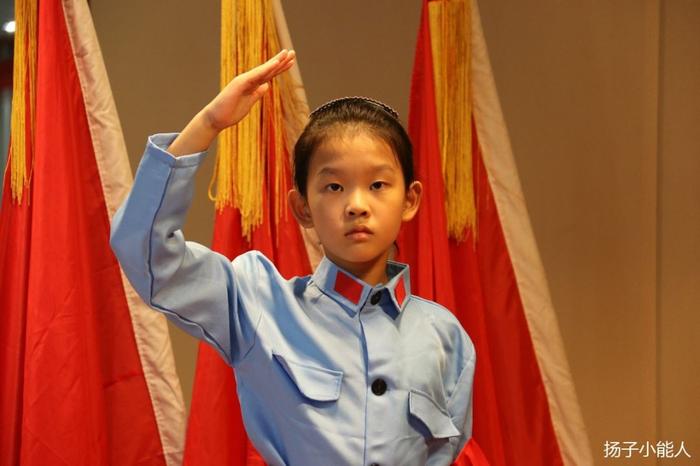 雏鹰假日|学习70年先锋模范——芳草园小学闪闪红星队走进红色教育基地，向老兵献礼