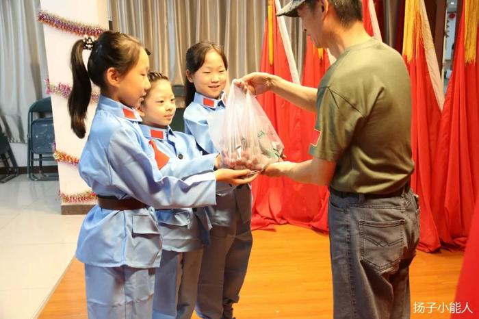 雏鹰假日|学习70年先锋模范——芳草园小学闪闪红星队走进红色教育基地，向老兵献礼